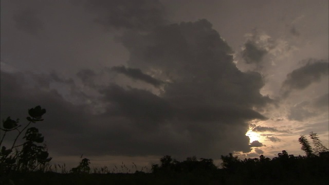 乌云遮住了金色的太阳。视频素材