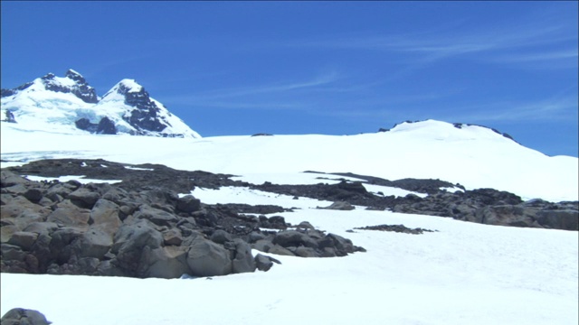 巨大的冰川让一队徒步旅行者相形见绌。视频素材