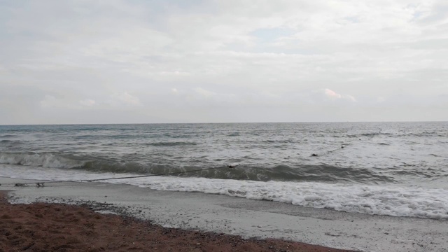 镜头靠近傍晚地中海的海浪冲击着沙滩。美丽的土耳其日落。视频素材