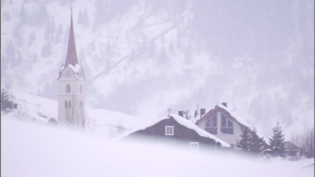 大雪落在一个山城附近的斜坡上。视频素材