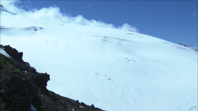 一支登山队在巴塔哥尼亚的雪山上跋涉。视频素材