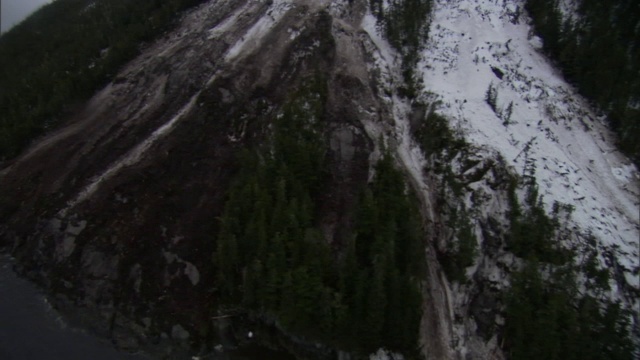 雪崩的遗迹安放在山脚下。视频素材