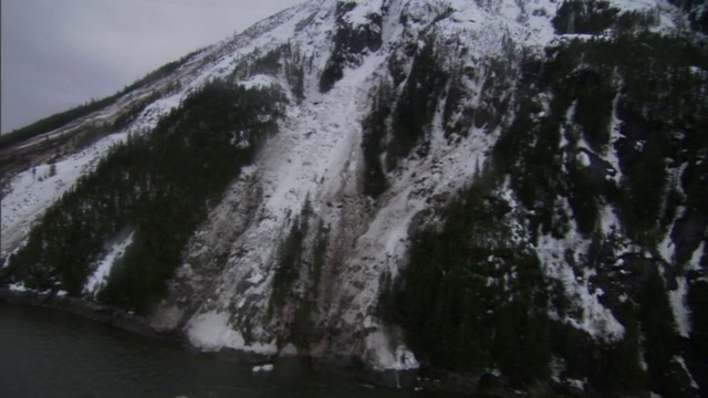 雪崩的遗迹安放在山脚下。视频素材