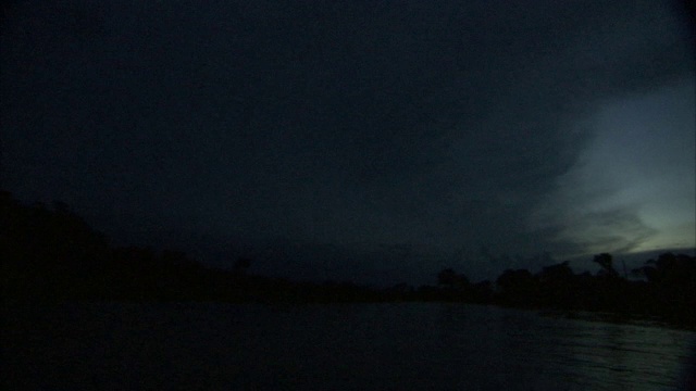 闪电掠过非洲一条河流的海岸线，划过地平线。视频素材