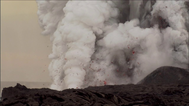 蒸汽和烟从火山中喷了出来。视频素材