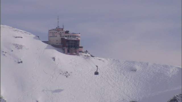 滑雪缆车从山上下山。视频素材