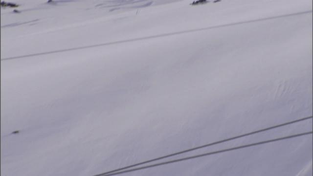 滑雪场的斜坡上覆盖着雪。视频素材