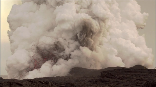 烟和蒸汽从火山中喷发出来。视频素材