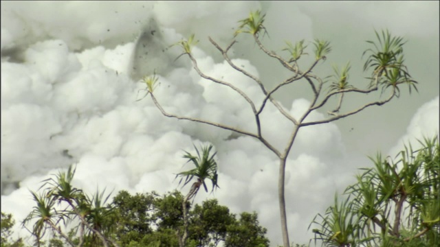 蒸汽和烟从火山中喷了出来。视频素材