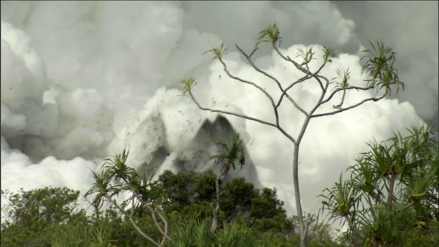 火山爆发后，蒸汽和烟升到空中。视频素材