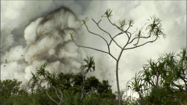 火山爆发后，蒸汽和烟升到空中。视频素材