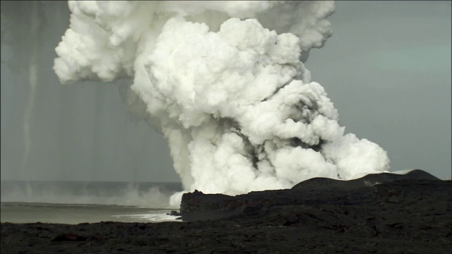 蒸汽和烟从火山喷发中升起。视频素材