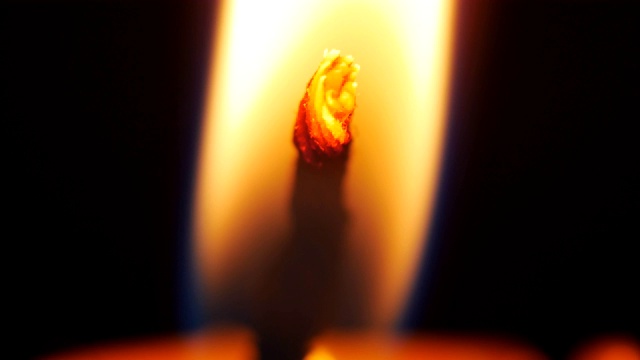蜡烛燃烧的特写视频素材