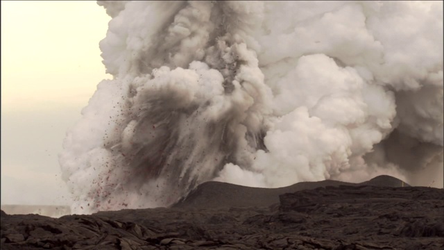 蒸汽和烟从火山中喷了出来。视频素材