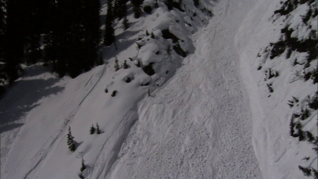 雪崩从陡峭的山腰流下。视频素材