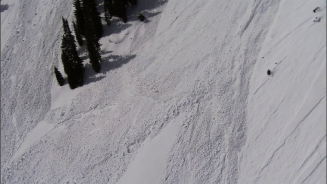 雪崩顺着陡峭的山坡流下来时留下的痕迹。视频素材