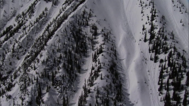 雪崩从陡峭的山腰迅速流下。视频素材