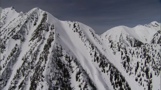 大雪覆盖着崎岖的山峰。视频素材