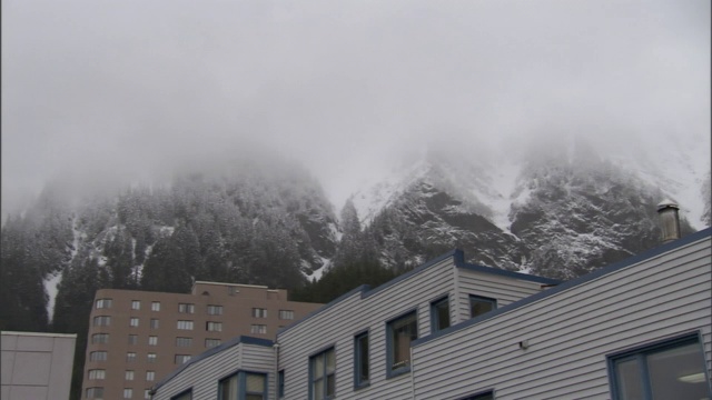 浓雾在滑雪场的山上盘旋。视频素材