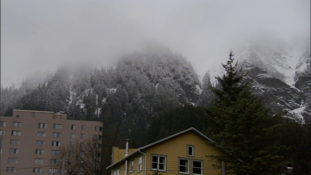 浓雾笼罩在滑雪场的山上。视频素材