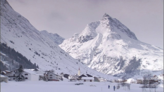 瑞士的阿尔卑斯山被雪覆盖着。视频素材