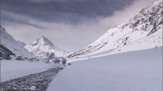 雪覆盖了瑞士阿尔卑斯山的山谷和小路。视频素材