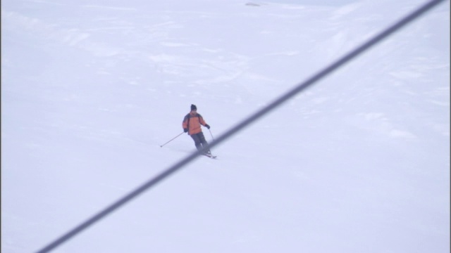 滑雪者从滑雪坡上滑下来。视频素材