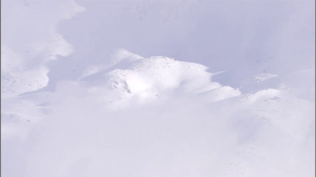 厚厚的云层遮住了一切，只剩下一座雪山的山顶。视频素材