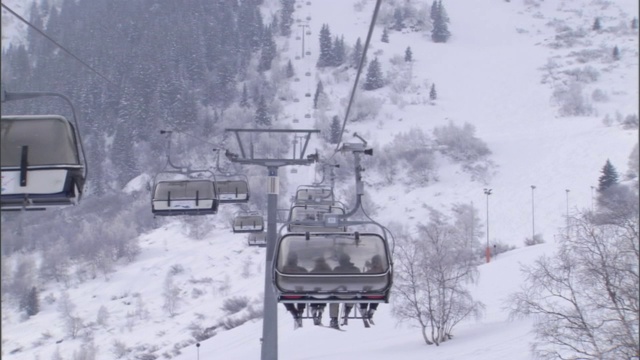 滑雪者乘坐缆车穿越雪山。视频素材