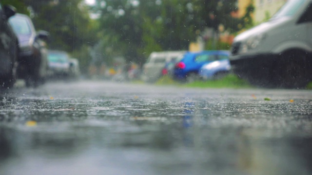 潮湿路面上的快速降雨视频素材