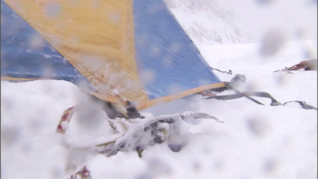 暴风雪袭击了用雪搭成的帐篷。视频素材