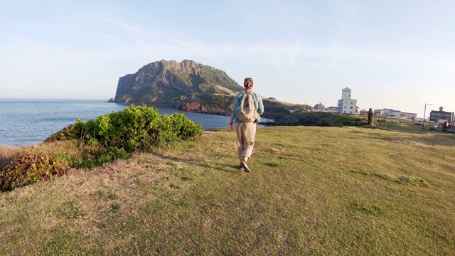 女专业摄影师从山上拍摄风景和小岛。视频素材