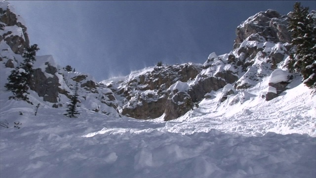 小块的雪从雪崩地点滚下来。视频素材