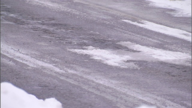 一辆汽车在下雪的路上行驶。视频素材