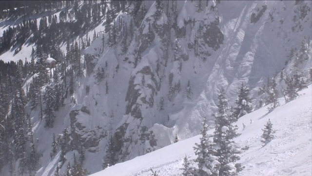 风吹过积雪的山坡。视频素材