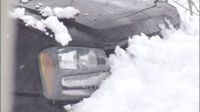 一场暴风雪把一辆SUV困在了雪堆里。视频素材