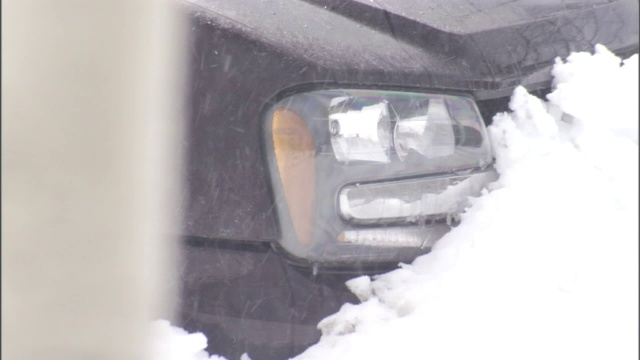 一场暴风雪把一辆SUV困在了雪堆里。视频素材