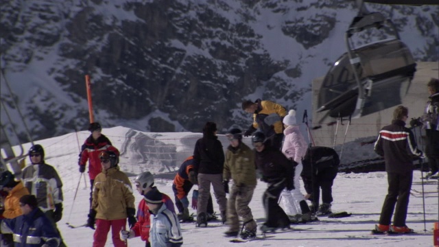 滑雪者喜欢在山区度假胜地的雪坡上滑雪。视频素材