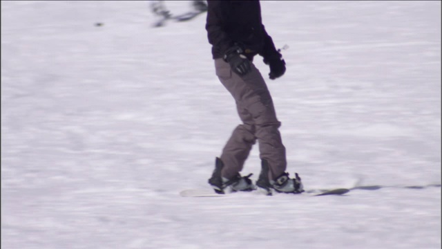 滑雪者在滑雪者面前曲折行进。视频素材