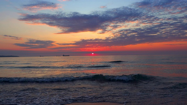 太阳从地平线升起。海面上戏剧性的日出视频素材