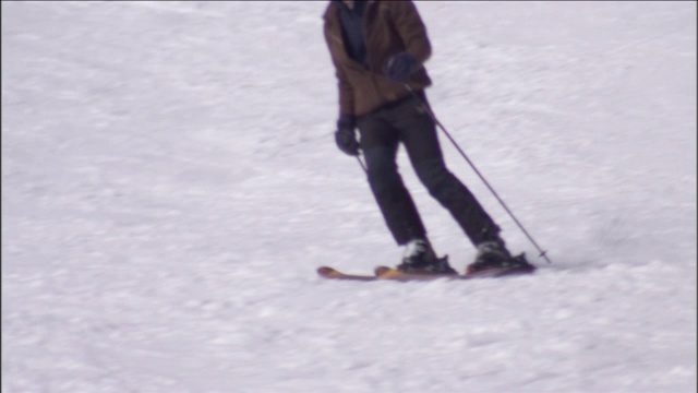 滑雪者沿着多雪的斜坡蜿蜒而下。视频素材