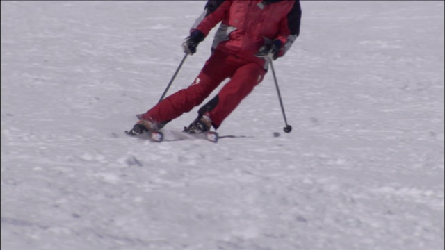 滑雪者沿着多雪的斜坡横冲直撞。视频素材