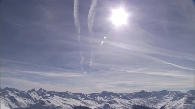 灿烂的阳光照耀着雪山。视频素材