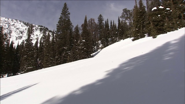 一名救援人员在雪崩地区的深山积雪中艰难跋涉。视频素材