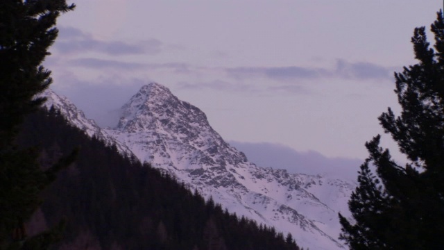 白雪覆盖着远方的山峰。视频素材