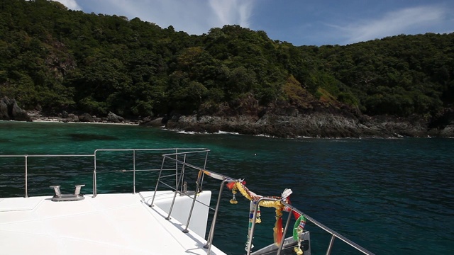 豪华游艇邮轮安达曼海和岛屿在普吉岛泰国视频素材