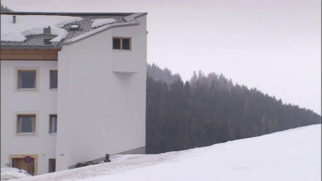 雪落在建筑物上。视频素材