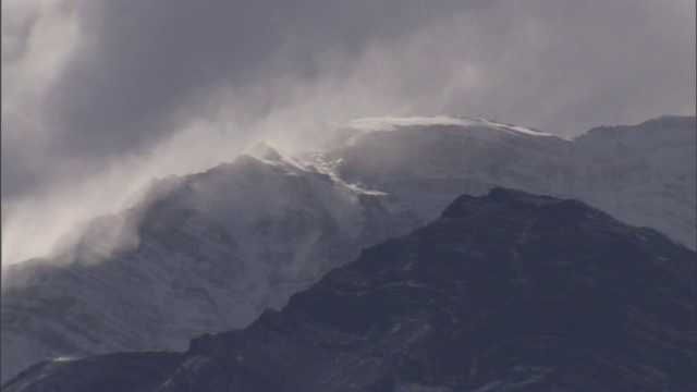 风把雪吹过山峰。视频素材