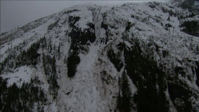 雪崩的遗迹安放在山脚下。视频素材