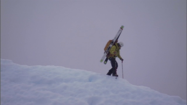 一名滑雪者正在雪地上滑行。视频素材